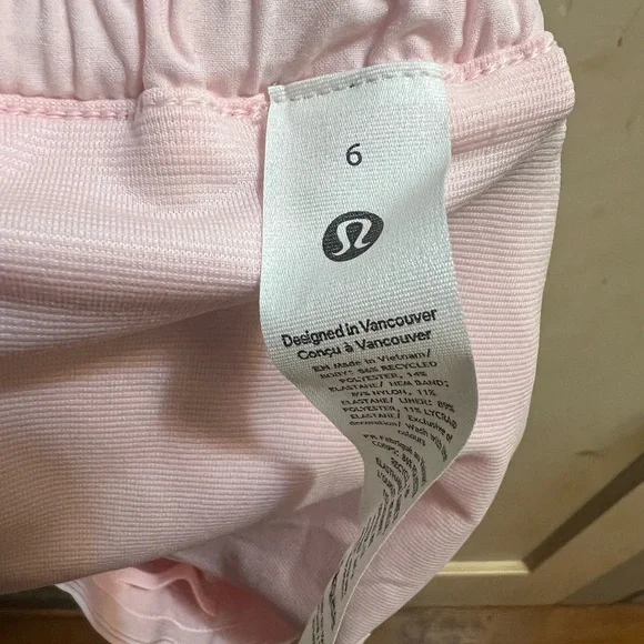 Lululemon Hotty Hot LR Short 2.5” in Strawberry Milkshake - Picture 4 of 5